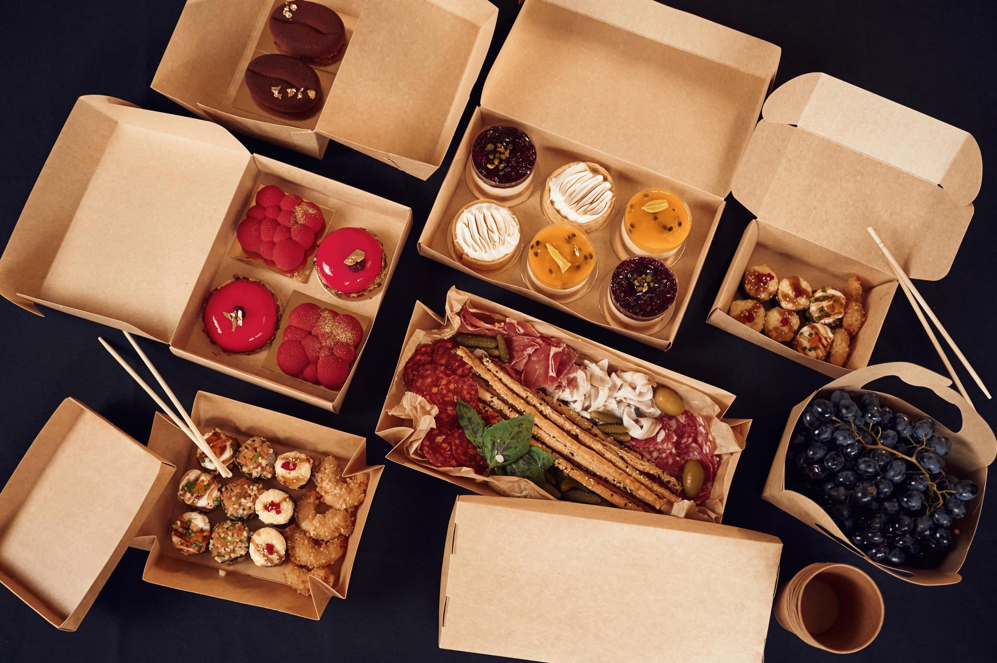 zestaw pudełek z etykietami pakietów